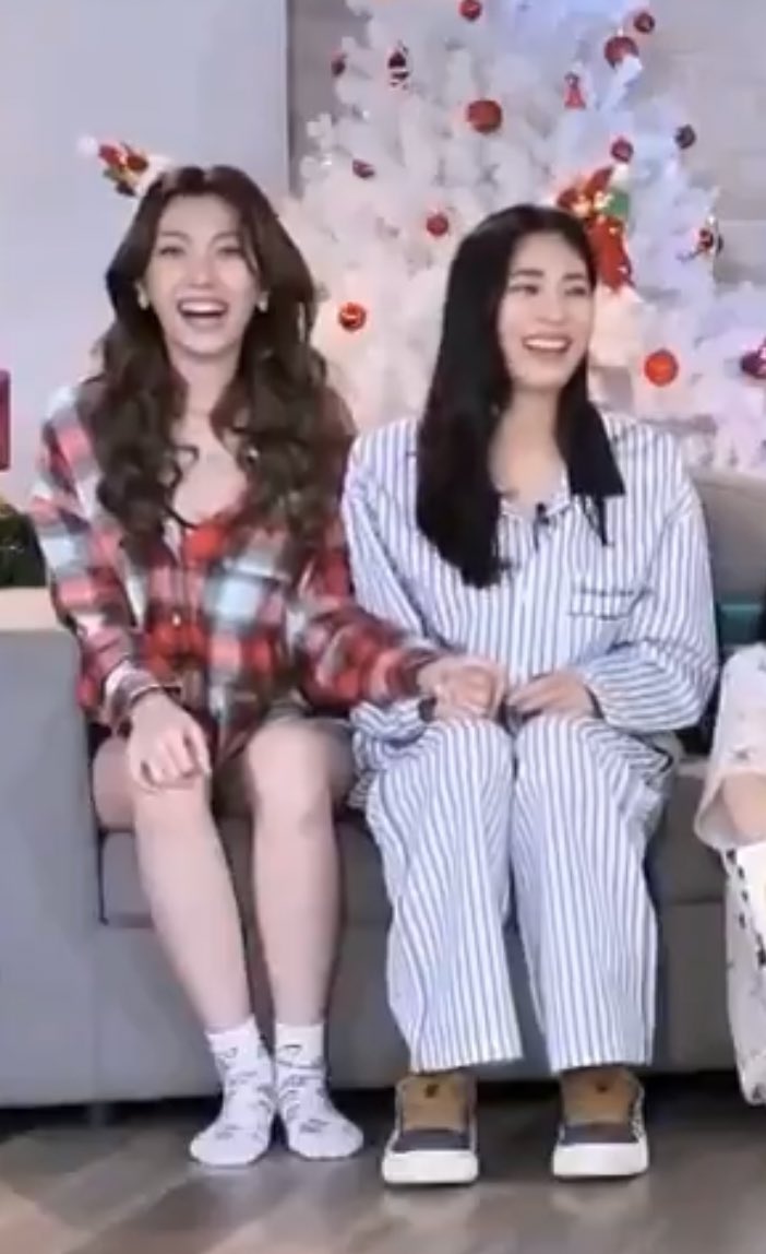 แฟนจับมือปุ๊ป นั่งเรียบร้อยเลย 555555555555555555555655555555555555555555555555555555555555555