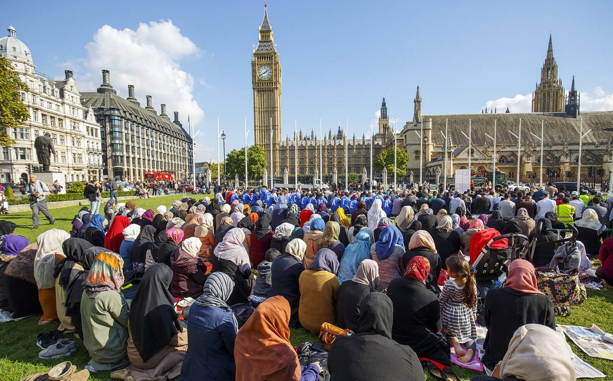 Currentreport1's tweet photo. British Muslims donated about $900 per person to charity over the past year, compared with around $210 from the general UK population, about 4.3 times more on average. https://t.co/Y70kyrC1G2