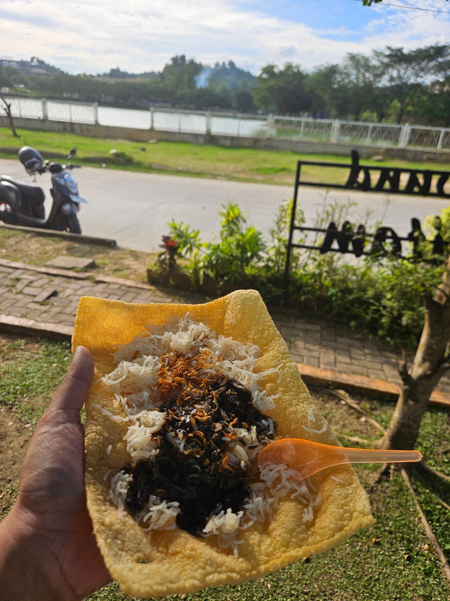 fahrochi01's tweet photo. Time flies, dulu jaman sd, mau jajan mihun pakai kerupuk aja mesti nabung uang jajan 3 hari. Tapi nikmatnya minta ampun. https://t.co/AYAA6J07PV