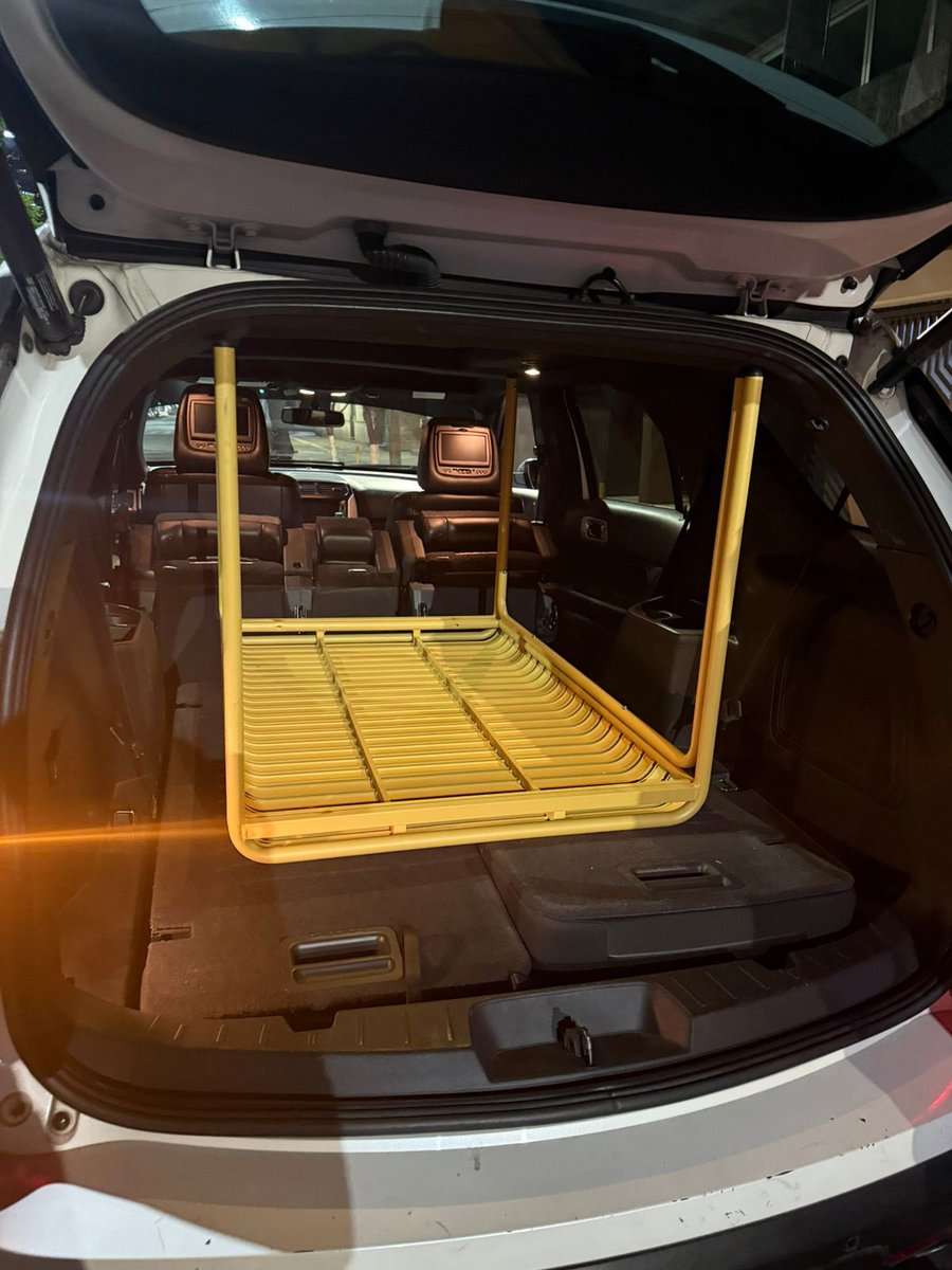 Este conductor de <a href="/Uber_MEX/">Uber Mexico</a> se robó una mesa que pedí de un lado a mi dirección a través de una SUV (por su tamaño). 

El conductor no llegó al destino final, terminó el viaje a 3 minutos de llegar a dos cuadras del último domicilio. Intente contactar al conductor pero solo me