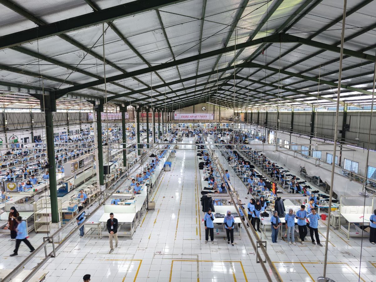 ginampol's tweet image. sempat berhenti lama, sekarang mulai bergerak lagi pabrik garmen di pemalang berkat peran besar Wong Hang Bersaudara mendorong dan didukung oleh Wakapolri untuk #MenjahitHarapanKembali