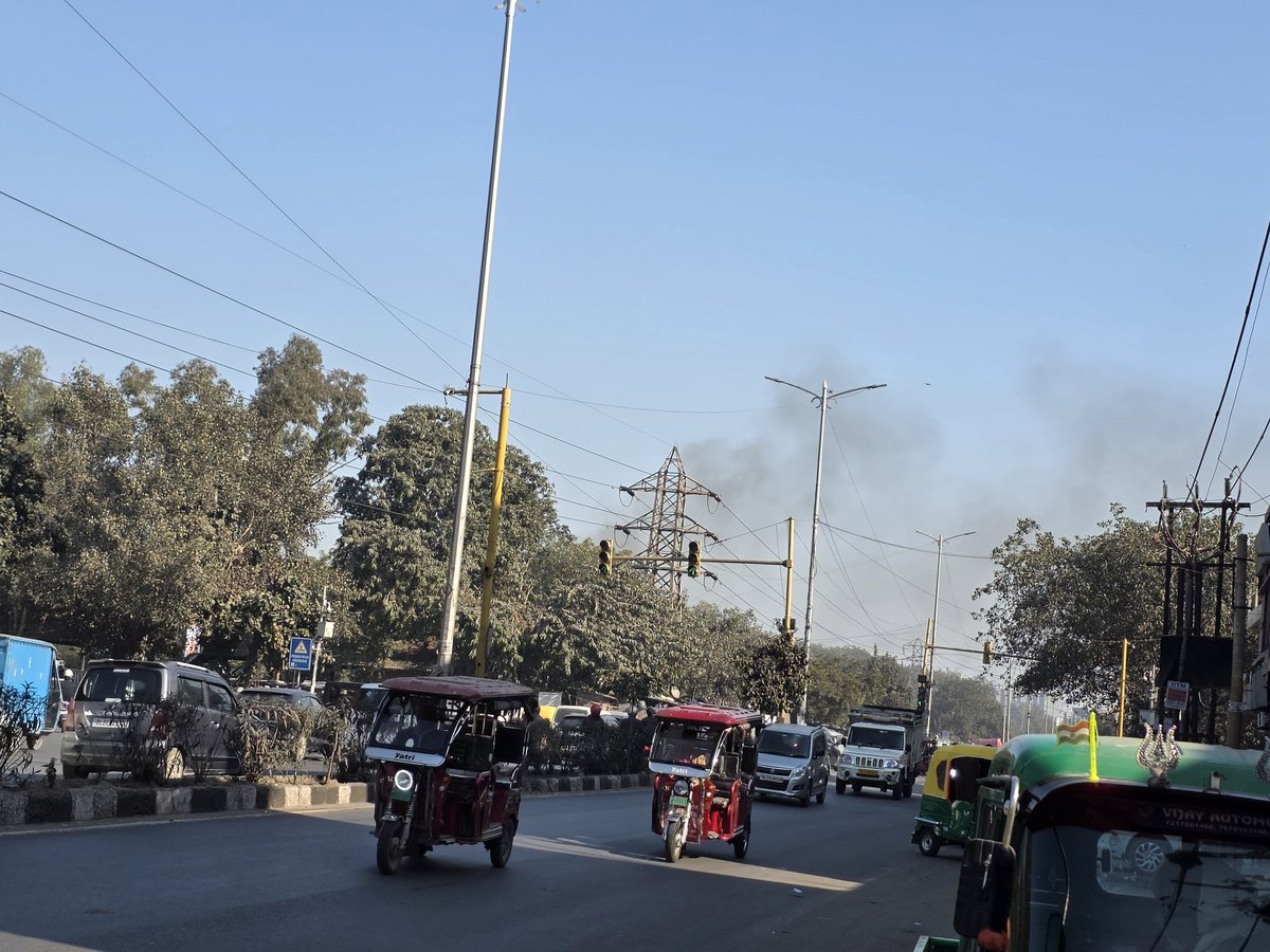 k_ashish79's tweet photo. Please take note something burning at red light khajan basti delhi -64 in DDA plot https://t.co/wYA76AlSkG