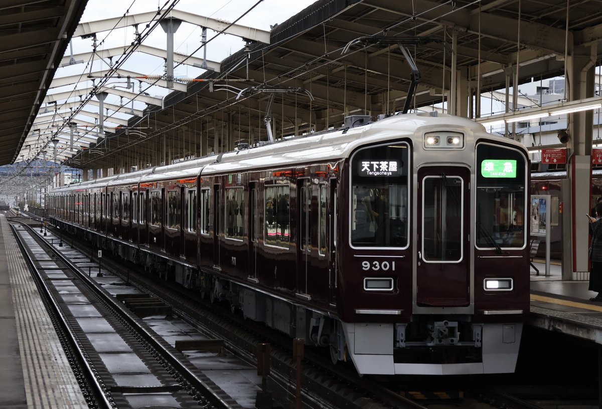 XZjaLPfrtA86376's tweet photo. 12/24
高槻市、茨木市駅にて
3300系 3323F 急行
9300系 9301F 準急
2300系 2303F 通勤特急
3323Fが急行運用に入ったので撮影してきました!!!
あと運用復帰した9301Fの準急も撮影し撮ったことがなかった京都線の通勤特急も撮影してきました!!
#3323F
#9301F
#2303F
#阪急京都線
#阪急電車 https://t.co/KWXtnoD5u5