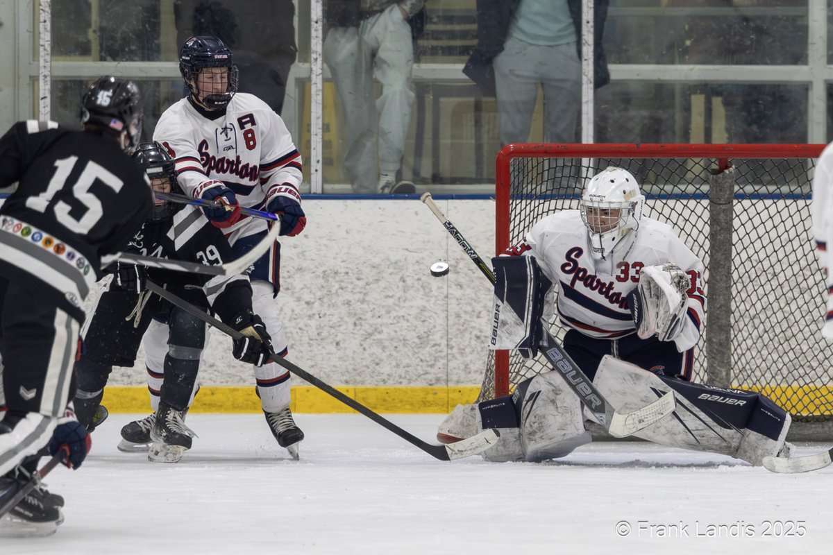 frank_landis's tweet image. Orono Boys’ Hockey Falls to Minneapolis in Close Match
The Orono Boys’ Hockey team faced off against Minneapolis in a highly anticipated rematch, following last season’s sectional championship where Orono emerged victorious with a 4-3 win. This time, however, Minneapolis managed…