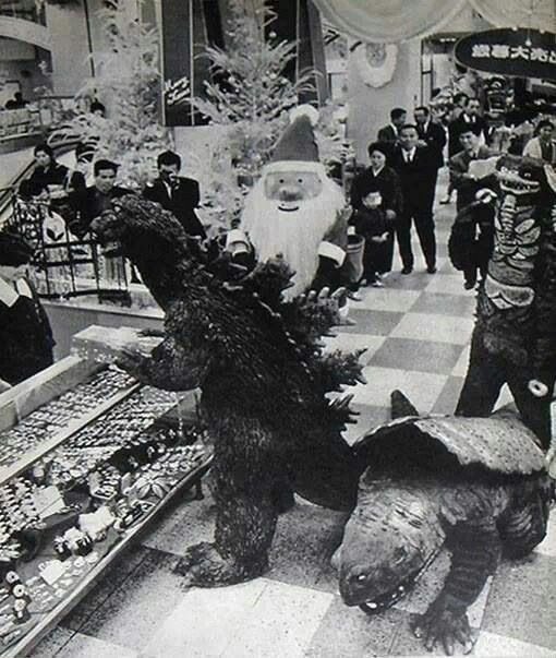 本日12月24日は「クリスマスイブ」！
ゴジラさん、なぜかケムラーとギャンゴを引き連れてプレゼントを買う！
ち、違う⁈ 
コイツ、エリマキ取られたジラースだ⁈
#クリスマスイブ #今日は何の日