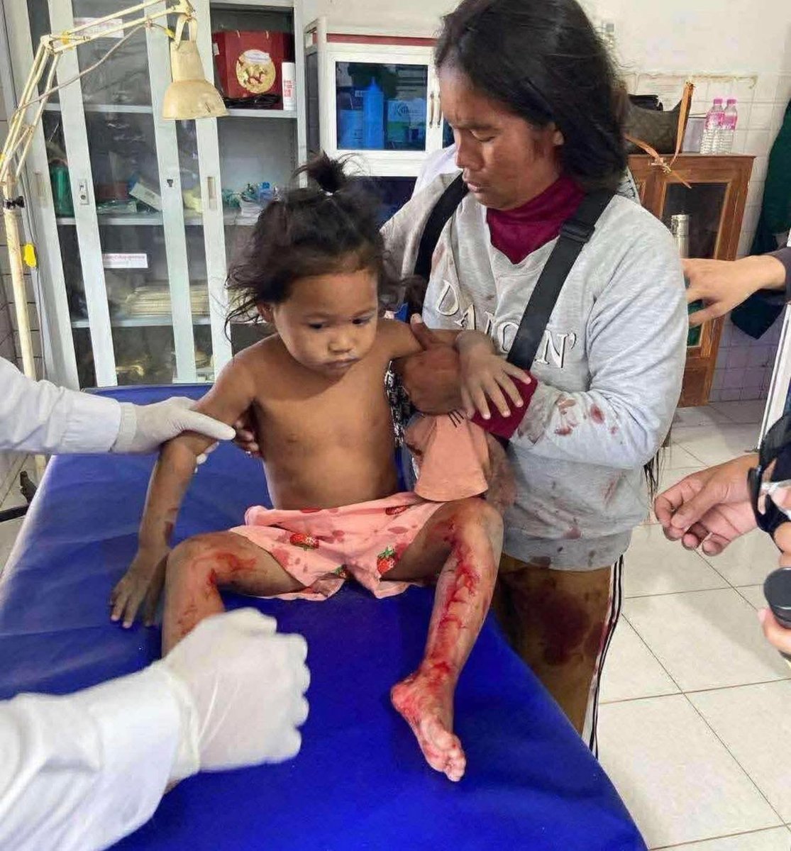 CK_ChhoungKim's tweet photo. People and Stuff of Cambodia are destroying by Thailand Amy. Please help Cambodia #CambodiaNeedsPeace #CambodianVoiceMatters #TruthFromThailand https://t.co/esN6sWmYef