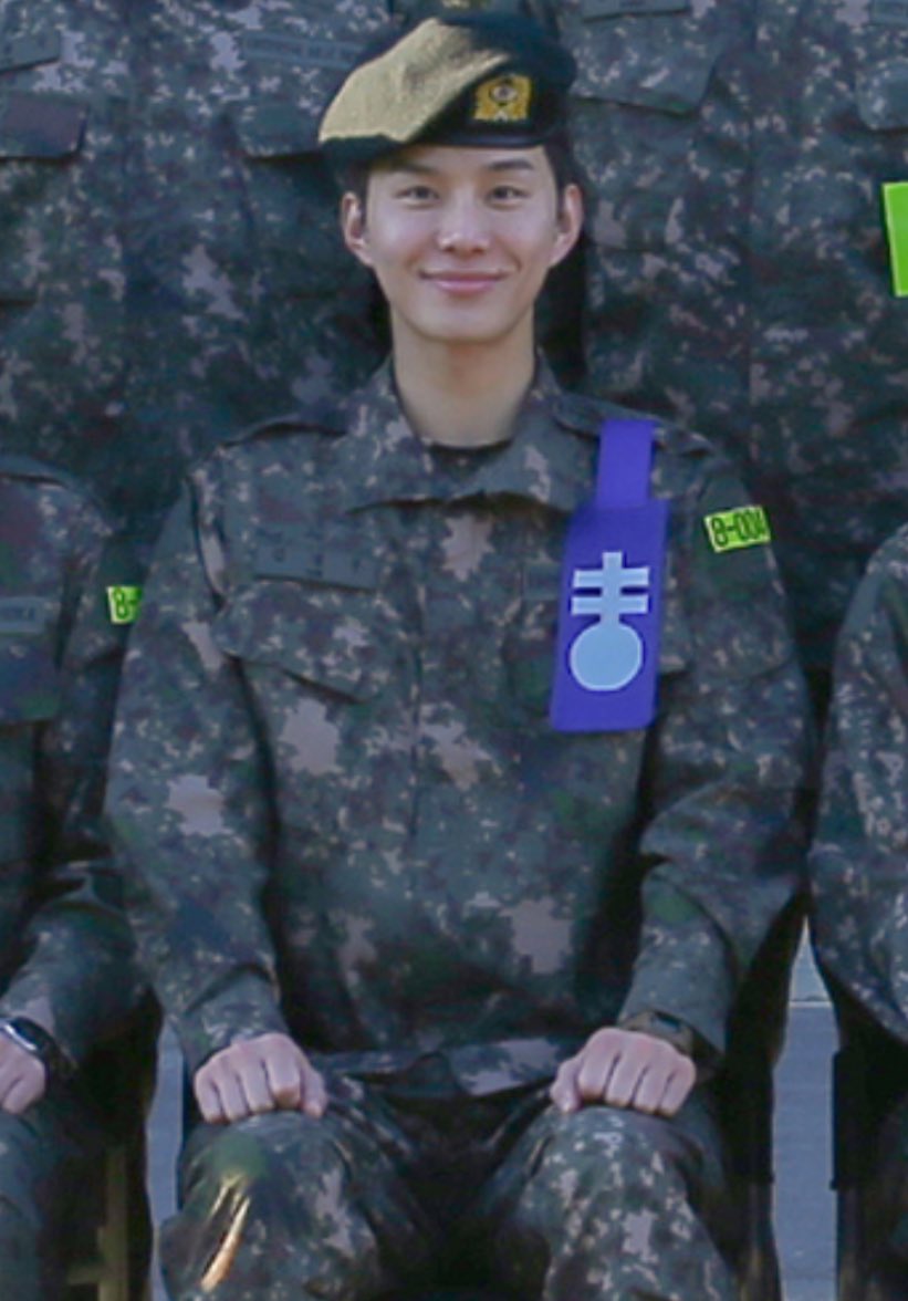 700KJW's tweet image. Jungwoo is a Commanderrrrr 🛂🔥
He was assigned to be Company Commander Trainee, a temporary leadership role given during basic training &amp;amp; one company consists of around 200 people 
😆😆🥹 look at his cute smile
#정우