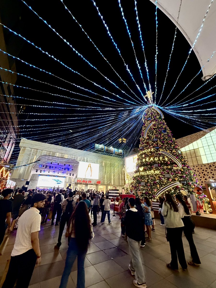 Christmas vibes hit different in Mumbai 🤌❤️