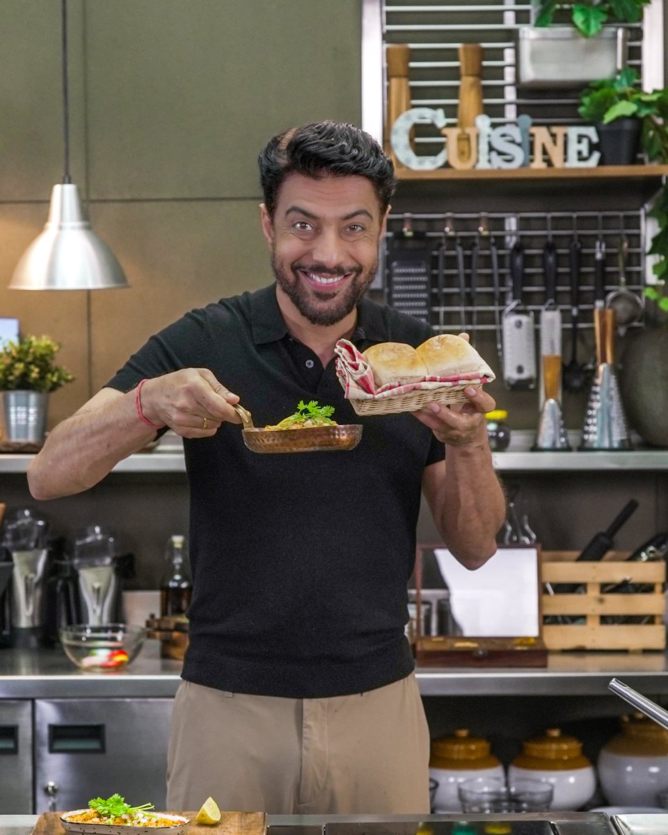 ranveerbrar's tweet image. Pav ke saath winter special kya banaya hai, any guesses?
.
.
.
#ranveerbrar #breakfasttime #chickenrecipes #guessthedish #winterspecial