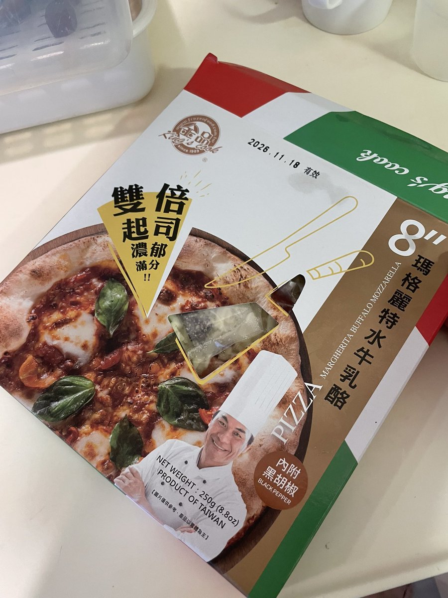 イケメンなのd…今日はこっちだな🐱 クリスマスなのでお昼は冷凍ピザを