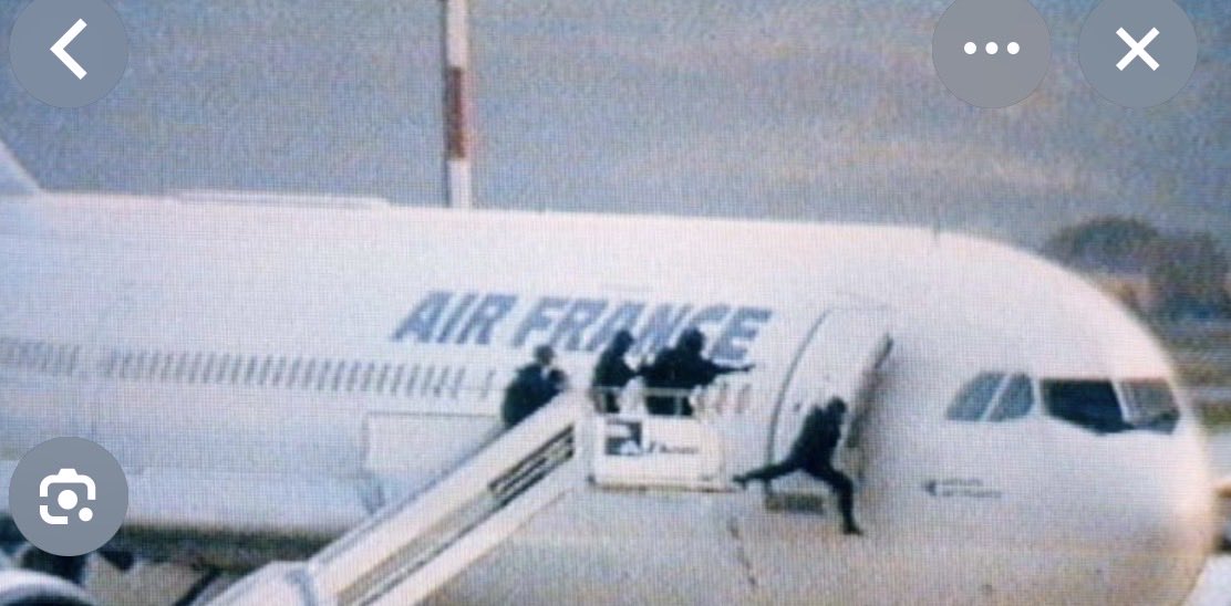 Il y a 31 ans, le 24 décembre 1994, un commando du #GIA détournait un Airbus d'Air France à l'aéroport d'Alger, prémisses à la vague d'attentats de 1995 à Paris. 

3 otages, dont le français Yannick #Beugnet, étaient tués avant l’assaut mené par le #GIGN le 26 décembre 1994.

🕊️