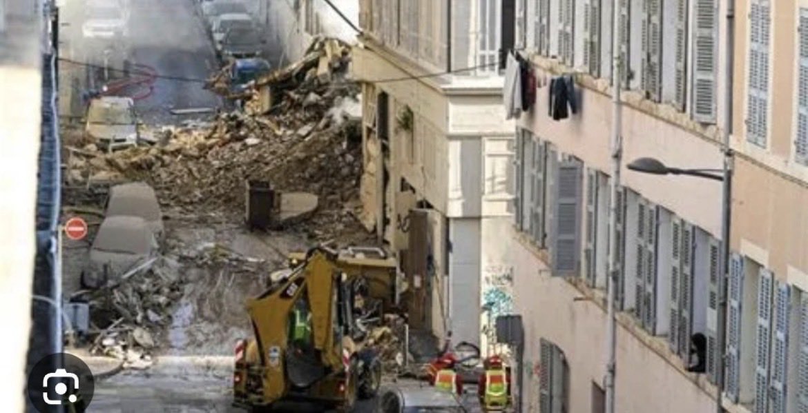 Le 24 décembre 2023 en soirée dans un immeuble de la rue #Bossuet, à #Marseille (6e arrondissement) un corps sans vie a été retrouvé après l’explosion d’un immeuble 🕊️🖤❣️

4 personnes ont été évacuées et 9 habitants d’un immeuble mitoyen ont également dû quitter leurs logements.