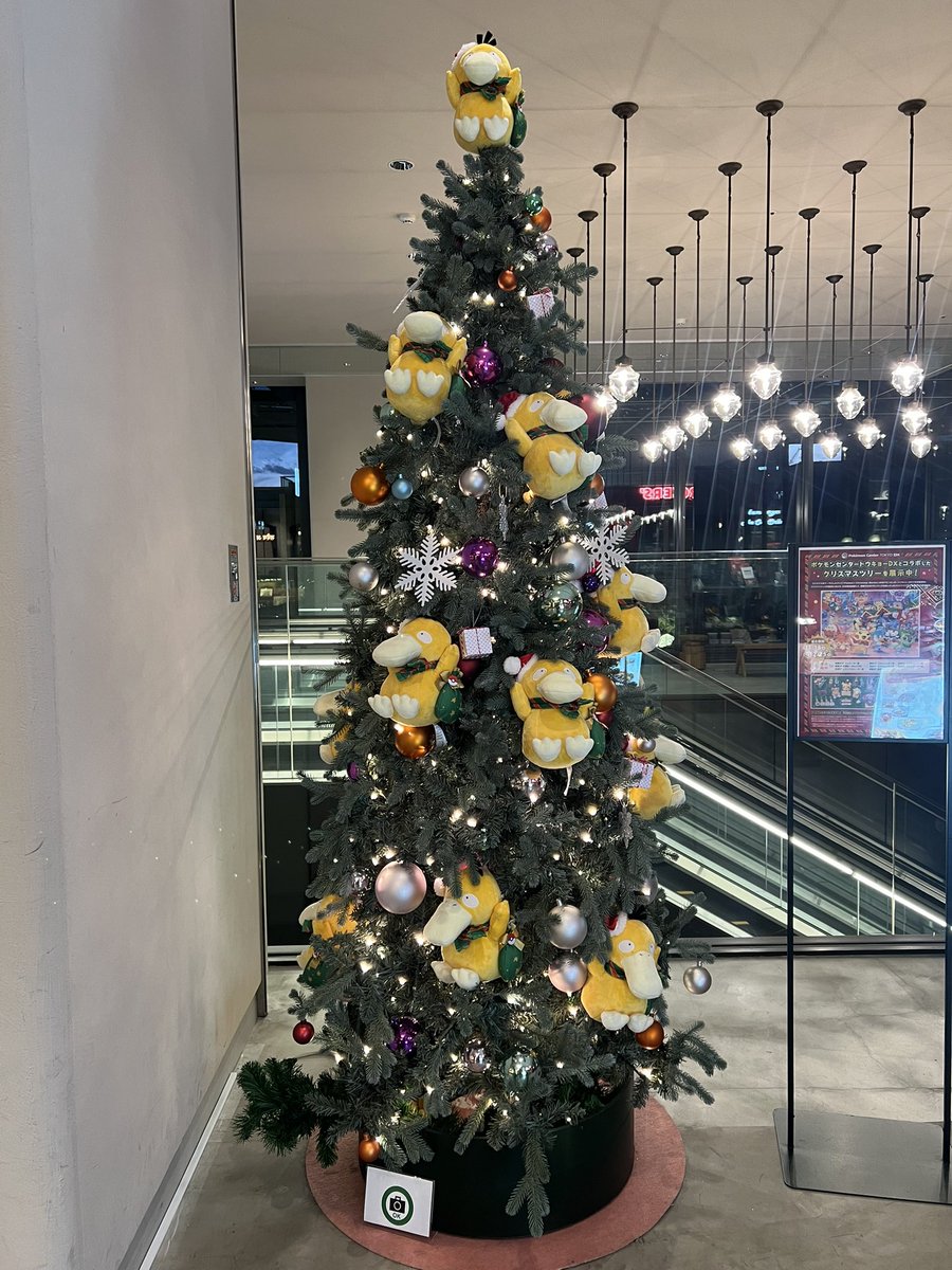Sgt_Psyduck's tweet photo. @mmiykd かわいいですよね🥹✨️
てっぺんにもクリスマスコダちゃんがいました🎅
売っていたら買ってしまいますね🐥💘 https://t.co/tSQ3yHG1W9