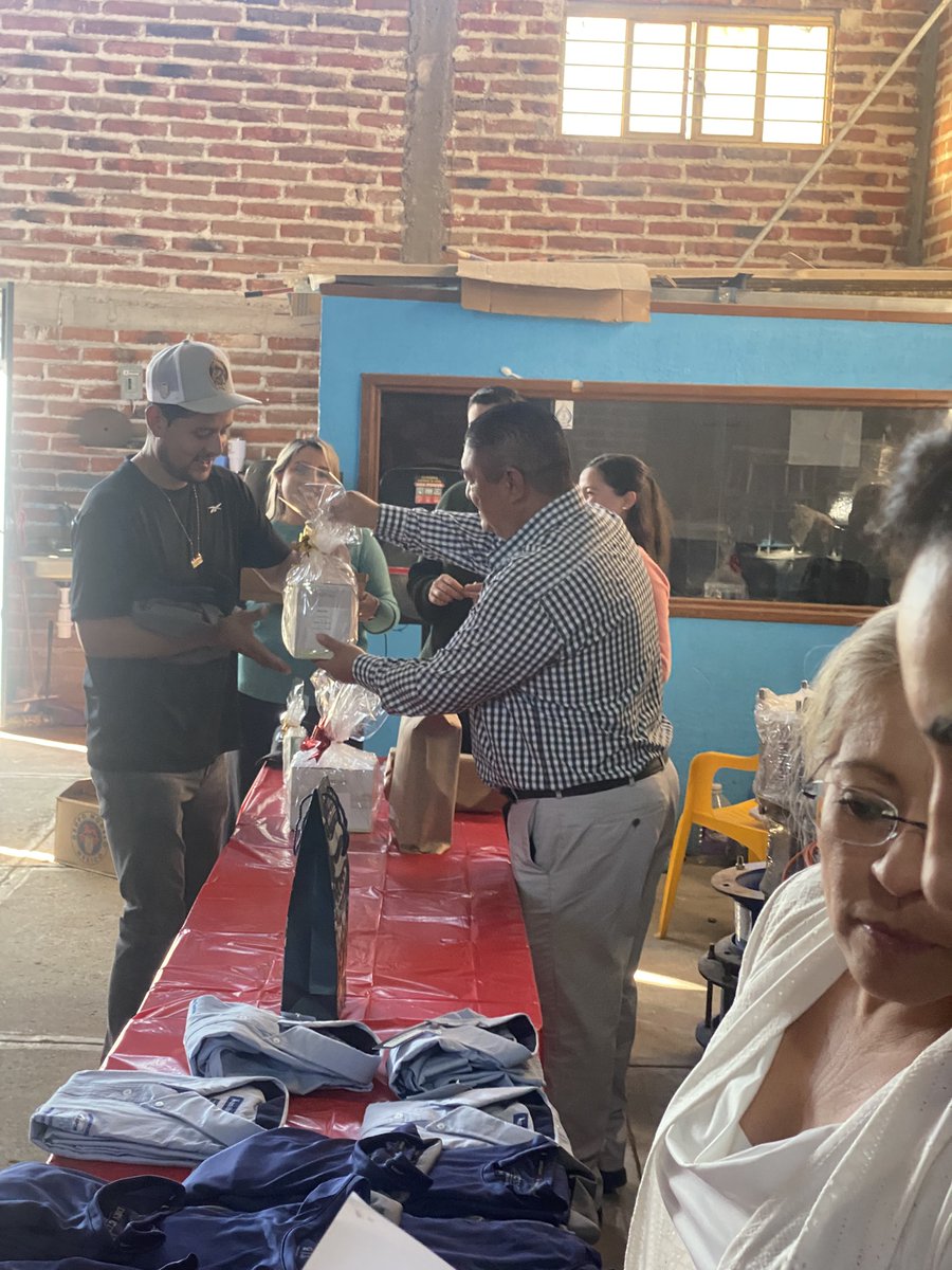 SIAPON2's tweet photo. Nos reunimos para compartir una comida navideña, con la cual buscamos agradecer y reconocer la labor que realizan para dar un mejor servicio y cuidar el vital liquido. 
#JuntosCuidemosElAgua 
#SIAPON 
#Navidad 
Más Info-> https://t.co/nBAj2uNzXk https://t.co/kgj8BMbdNG