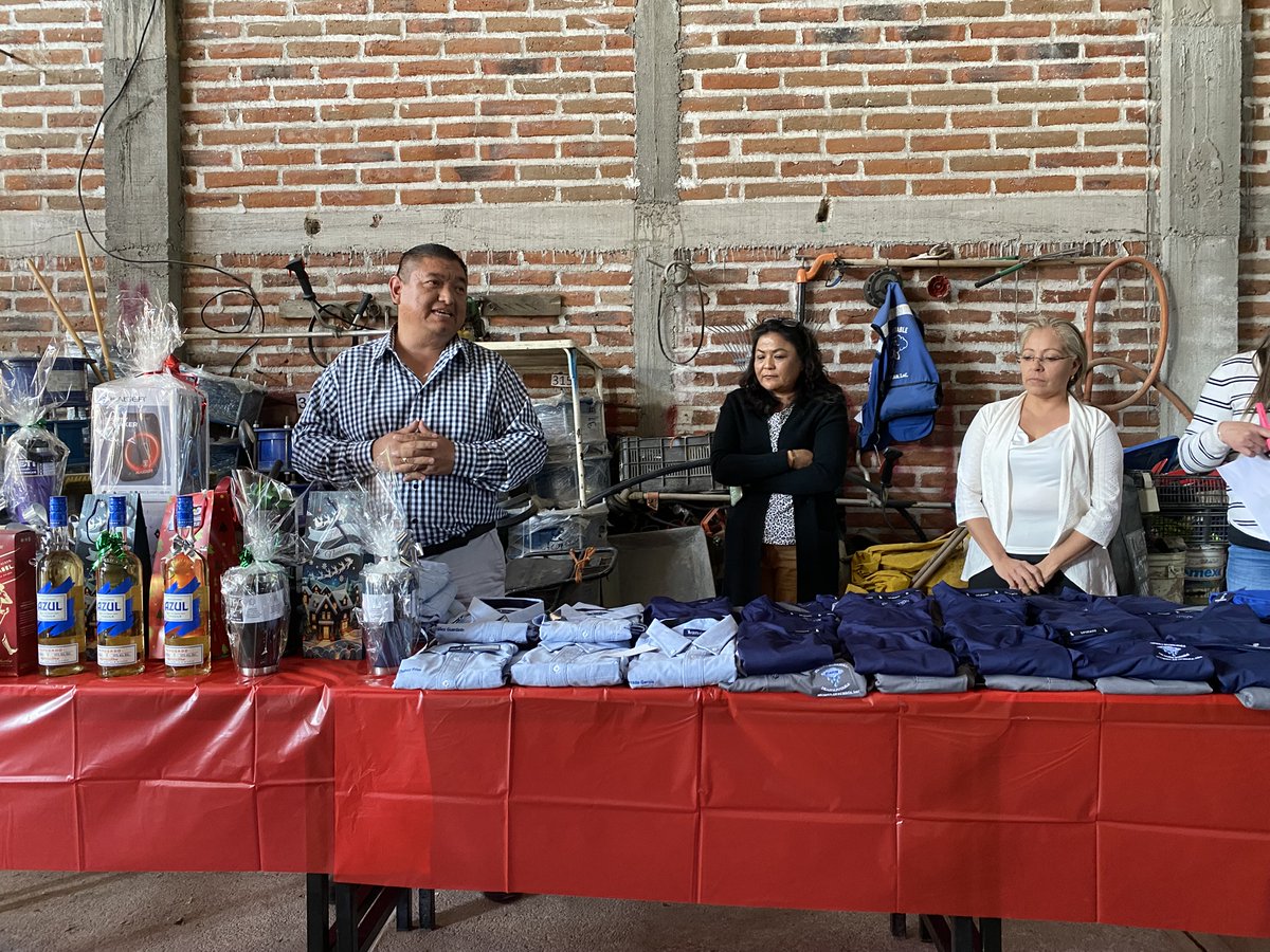 SIAPON2's tweet photo. Nos reunimos para compartir una comida navideña, con la cual buscamos agradecer y reconocer la labor que realizan para dar un mejor servicio y cuidar el vital liquido. 
#JuntosCuidemosElAgua 
#SIAPON 
#Navidad 
Más Info-> https://t.co/nBAj2uNzXk https://t.co/kgj8BMbdNG