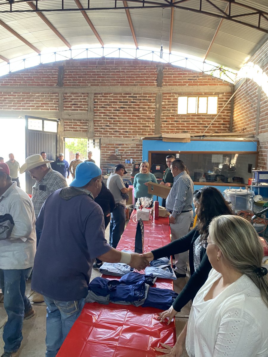 SIAPON2's tweet photo. Nos reunimos para compartir una comida navideña, con la cual buscamos agradecer y reconocer la labor que realizan para dar un mejor servicio y cuidar el vital liquido. 
#JuntosCuidemosElAgua 
#SIAPON 
#Navidad 
Más Info-> https://t.co/nBAj2uNzXk https://t.co/kgj8BMbdNG