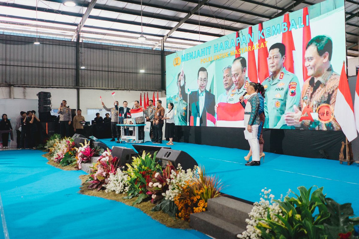 Wong Hang Bersaudara bersama PT. Akarsa Garmen Indonesia membuka peluang untuk #MenjahitHarapanKembali ini memang bukan hal yang besar, tetapi cukup untuk bikin banyak orang bisa nyusun hidup lagi.