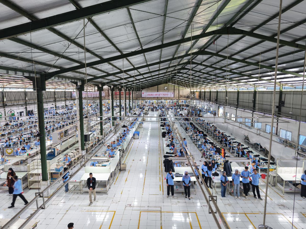 ratnaooke's tweet image. kebangkitan pabrik garmen pemalang membawa angin segar bagi buruh. Wong Hang Bersaudara menggandeng PT. Akarsa Garmen Indonesia membuat roda industri dan ekonomi lokal kembali berputar. #MenjahitHarapanKembali