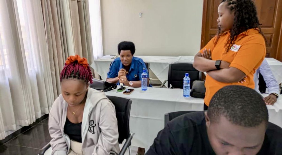 IngoMagazine's tweet photo. Madame @KamRossa, ADG de #INGO, a enrichi les débats en partageant les témoignages collectés par #INGOMAG lors d’échanges avec des étudiants universitaires et des rencontres avec des élèves du secondaire. Elle a souligné comment le manque de moyens nécessaires enferme certains jeunes dans un cercle vicieux : contraints de subvenir à leurs besoins primordiaux, ils se retrouvent forcés d’accepter des actes contre leur gré, exposant ainsi leur vulnérabilité au cyberharcèlement.
Elle a également évoqué des cas préoccupants où des jeunes filles, dans le but d’augmenter leur nombre de vues et de followers, exposent leur nudité ou des aspects intimes de leur vie privée. Si certaines y parviennent temporairement, leurs images deviennent souvent la cible de manipulations malveillantes (via Photoshop ou d’autres outils), transformées en contenus pornographiques diffusés sans consentement.
Mme Kamariza a par ailleurs mis en garde contre les mécanismes de messagerie comme WhatsApp : même si l’on pense avoir effacé les traces en supprimant des messages, ceux-ci sont transmis et stockés sur des serveurs distants. Elle a aussi alerté sur les arnaques orchestrées par des malveillants qui, via un simple clic sur un lien piégé, obtiennent un accès complet aux données personnelles, soulignant ainsi la nécessité d’une prudence accrue.
#Burundi #FYP #IngoTujane #HeForShe #Feminism #WomenEmpowerment #CyberHarassment #StopVBG