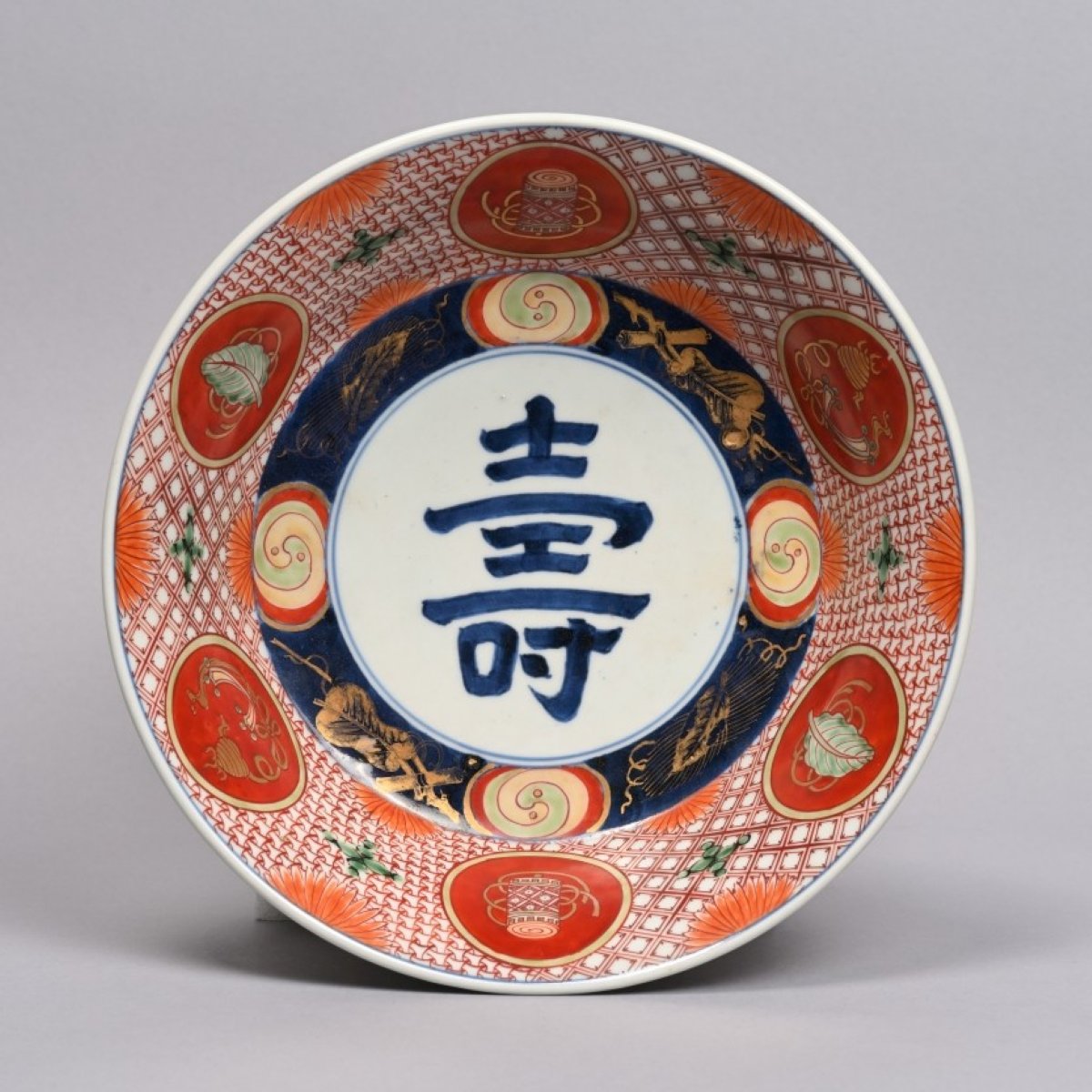 作品紹介(予告)】 色絵に金彩を施した金襴手（きんらんで）の鉢です