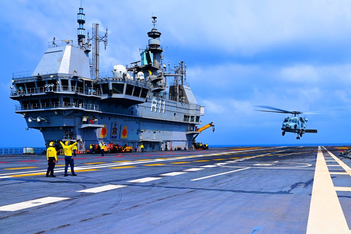 IndianDefenceT's tweet image. Navy's carrier helo ops = skill + timing + teamwork 🔥🚁. Precision flying, seamless coordination, and split-second decisions make all the difference. #WorkingWednesday #CombatNavy #HeloOps #NavyLife #TeamworkMakesTheDreamWork 😊