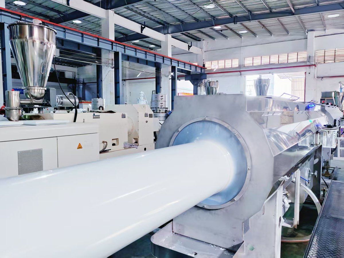RobertZeng9's tweet image. Blesson 3-layer co-extrusion PVC pipe production line, pipe size up to Ø400mm, premium configured mechanical and electrical components
#extrusionmachine #pvcpipe