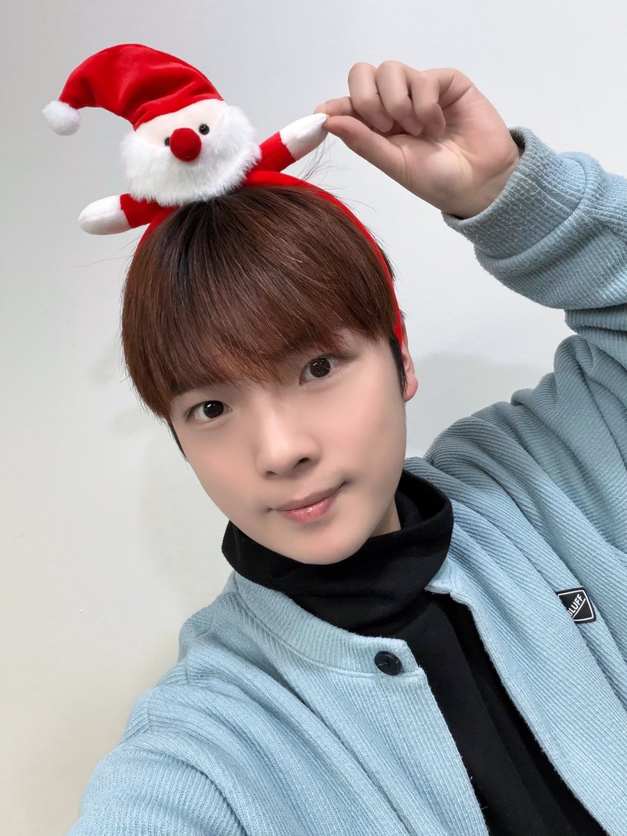 GHOST9OFFICIAL's tweet photo. [📸]

“선물 받으러 왔어요!”
└ “무슨 선물이요?”
    └ “고스트나인 셀카요! 지금 바로 주세요..😚”
　　O
　　o
　　°
〃∩　∧＿∧ ♡
⊂⌒（ '・ω・）♡
｀ヽ_っ＿/￣￣￣/
　 　 ＼/＿＿＿/

#GHOST9 #고스트나인
#CHOIJUNSEONG #최준성
#PRINCE #프린스
#LEEWOOJIN #이우진
#LEEJINWOO #이진우
 #Christmas #크리스마스