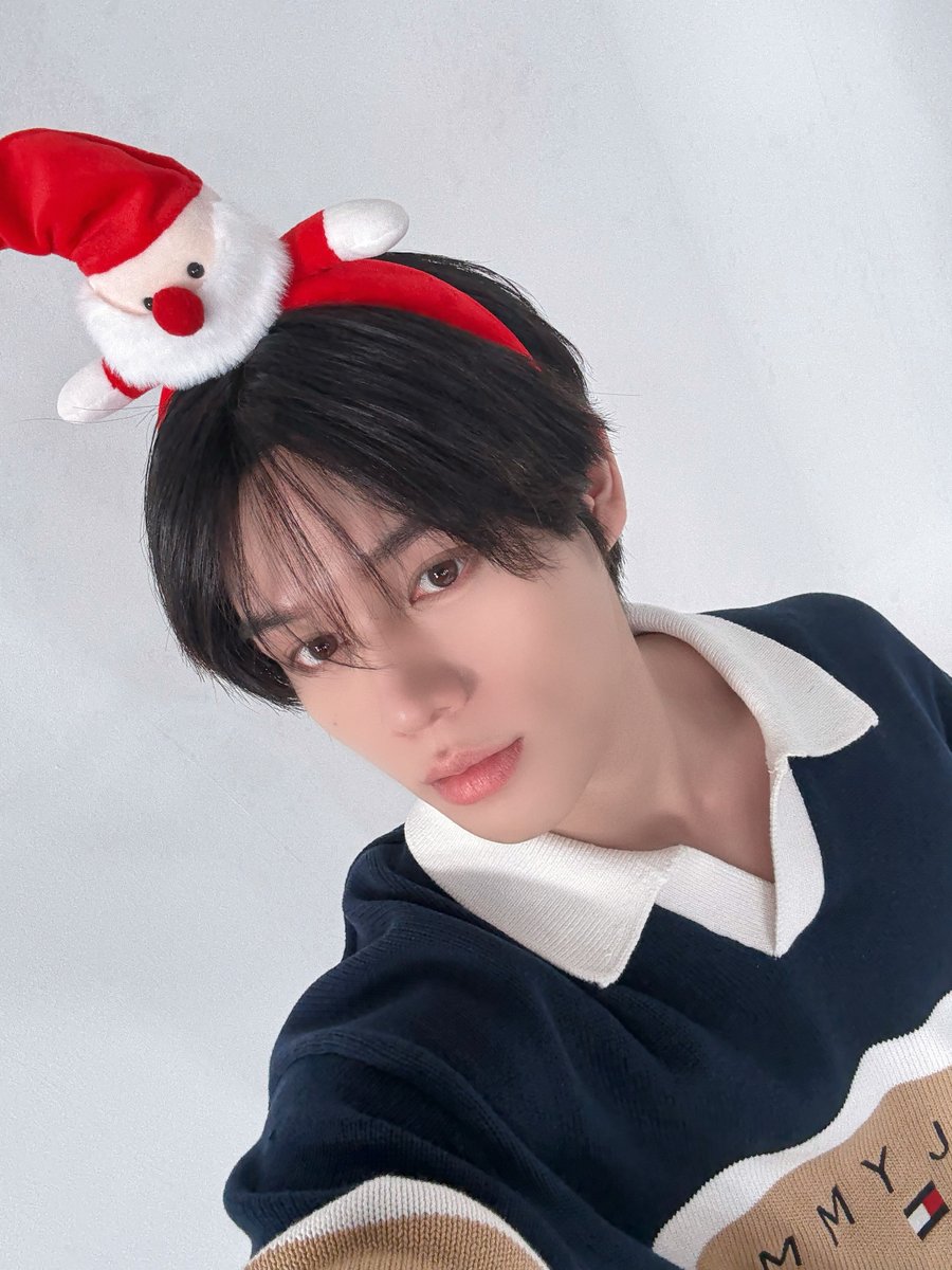 GHOST9OFFICIAL's tweet photo. [📸]

“선물 받으러 왔어요!”
└ “무슨 선물이요?”
    └ “고스트나인 셀카요! 지금 바로 주세요..😚”
　　O
　　o
　　°
〃∩　∧＿∧ ♡
⊂⌒（ '・ω・）♡
｀ヽ_っ＿/￣￣￣/
　 　 ＼/＿＿＿/

#GHOST9 #고스트나인
#CHOIJUNSEONG #최준성
#PRINCE #프린스
#LEEWOOJIN #이우진
#LEEJINWOO #이진우
 #Christmas #크리스마스