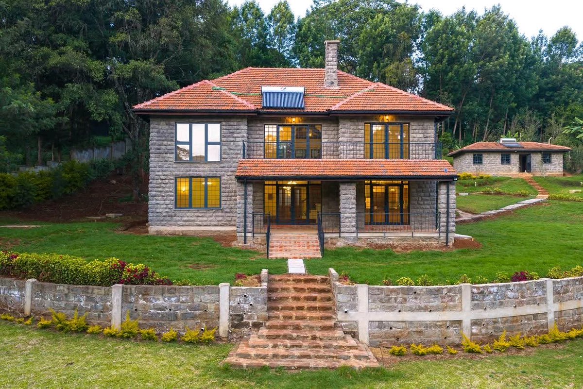 17yrs old but still glowing. I can tell that in 30yrs to come, this house will still stand out. I love projects that outlive the test of time..