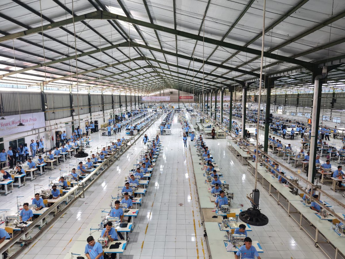 industri garmen emang jarang disorot, tapi dampaknya kerasa langsung ke hidup banyak keluarga. Wong Hang Bersaudara bersama PT. Akarsa Garmen Indonesia ikut nyalain lagi #MenjahitHarapanKembali setahap demi setahap