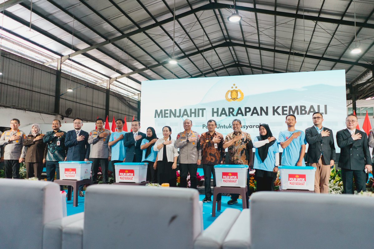 girlsteutics's tweet image. jujur sih ikut senang lihat industri PT. Akarsa Garmen Indonesia bisa bangkit lagi, berkat Wong Hang Bersaudara masuk, karena dibalik satu baju ada banyak nasib keluarga yg ikut jalan. semoga kedepannya memberikan dampak positif bagi banyak orang pemalang #MenjahitHarapanKembali