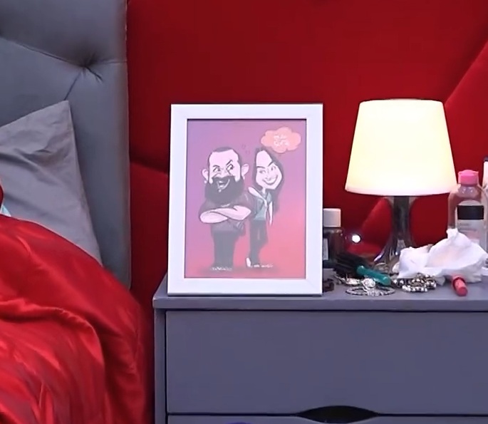 Rajesh_charming's tweet image. I am unable to recall anything about this Photo Frame...

Can anyone throw some light on this... Who gave this... When??

This was beside Raghu anna's bed

 #BBK12