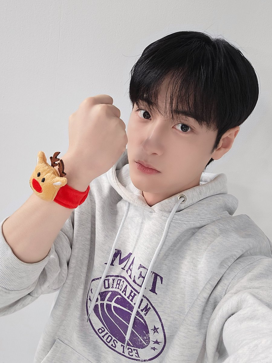 GHOST9OFFICIAL's tweet photo. [📸]

｡ﾟﾟ･｡･ﾟﾟ｡
ﾟ。 셀카 투척! #2
　ﾟ･｡･

#GHOST9 #고스트나인
#CHOIJUNSEONG #최준성
#PRINCE #프린스
#LEEWOOJIN #이우진
#LEEJINWOO #이진우
#Christmas #크리스마스 https://t.co/431XL1SkTR