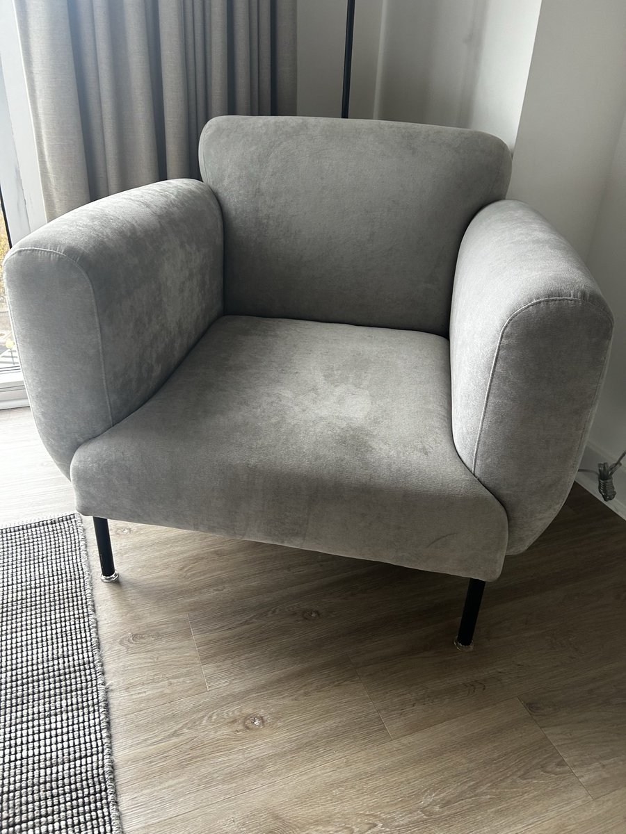 PB8marks's tweet image. Don’t you just love a soaked hotel chair 🤤 

#pissmarking #pissmark #pisswhereyouwant #pissanywhere #hotelpiss #piss #gaypiss