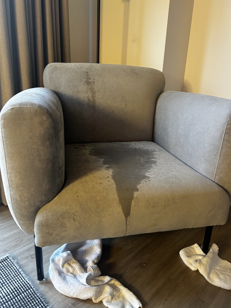 PB8marks's tweet image. Don’t you just love a soaked hotel chair 🤤 

#pissmarking #pissmark #pisswhereyouwant #pissanywhere #hotelpiss #piss #gaypiss