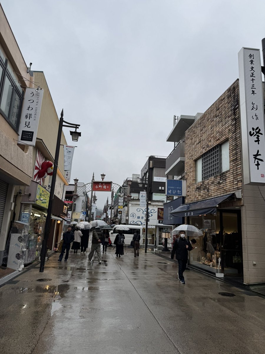 takashi401608's tweet image. 仕事で鎌倉きたのでお支払いしてきました^_^
あいにくの雨で小町通は閑散としてました。
その後ランチは大船駅にてTOKYO豚骨BASEのラーメン🍜を。
#Goatee