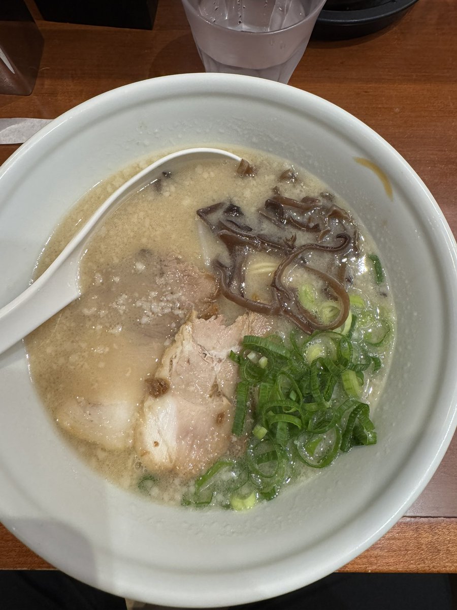 takashi401608's tweet image. 仕事で鎌倉きたのでお支払いしてきました^_^
あいにくの雨で小町通は閑散としてました。
その後ランチは大船駅にてTOKYO豚骨BASEのラーメン🍜を。
#Goatee