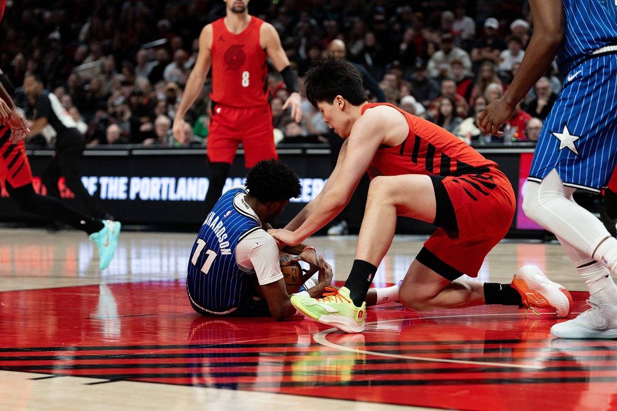 CGTNSportsScene's tweet image. 🏀🔥#PortlandTrailBlazers drop 2nd straight, falling 110-106 to #OrlandoMagic at home.
   
📊🇨🇳 #YangHansen impressed early with energy &amp;amp; impact: 4 PTS, 2 REB, 2 AST, 1 STL, 1 BLK in 7'52'', but fouls &amp;amp; limited minutes in Q3 &amp;amp; Q4 kept him off the floor when it mattered most.