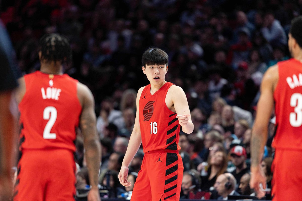 CGTNSportsScene's tweet image. 🏀🔥#PortlandTrailBlazers drop 2nd straight, falling 110-106 to #OrlandoMagic at home.
   
📊🇨🇳 #YangHansen impressed early with energy &amp;amp; impact: 4 PTS, 2 REB, 2 AST, 1 STL, 1 BLK in 7'52'', but fouls &amp;amp; limited minutes in Q3 &amp;amp; Q4 kept him off the floor when it mattered most.