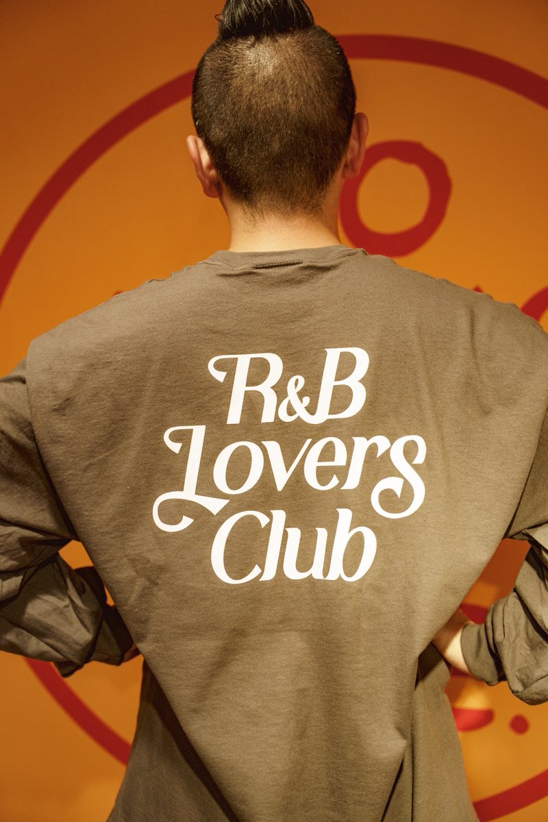 aimi_music's tweet photo. 《お知らせ》
先日のインストアイベントでお知らせしたR&amp;B Lovers Club Long T-Shirtの受注生産スタートします💟

ブラックとチャコール(New!)の2種、それぞれフロントの一節にも注目してね✨

予約期間は本日20時〜1/7(水)まで！
▶︎▶︎ https://t.co/Up2AjjpEOb
#rnbloversclub https://t.co/peWlwUtBcA