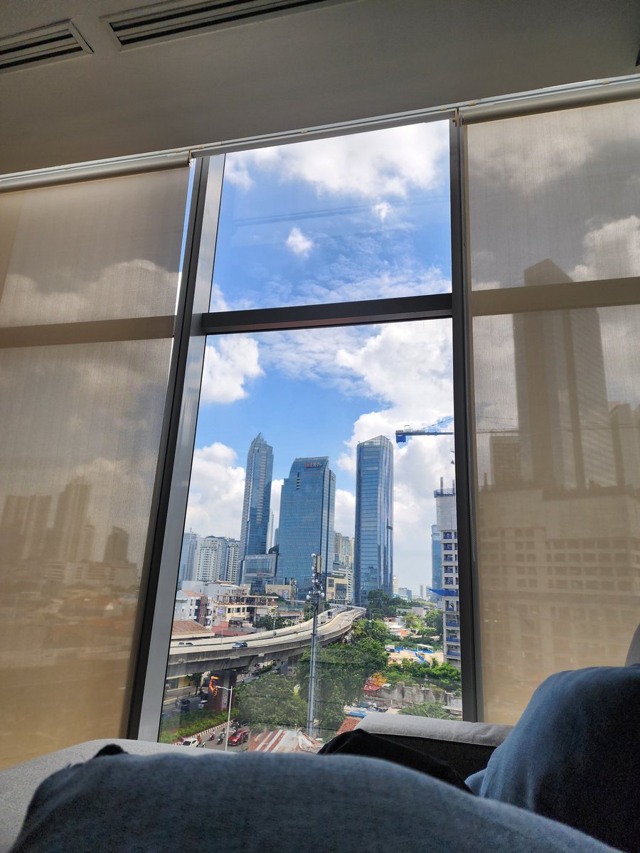 urfutureboy5's tweet image. Bye office, see u next year