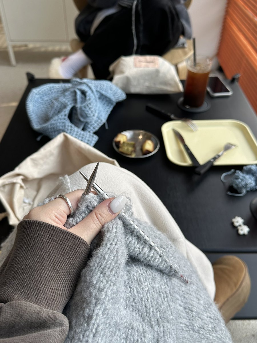 간간히 뜨개하기 💭