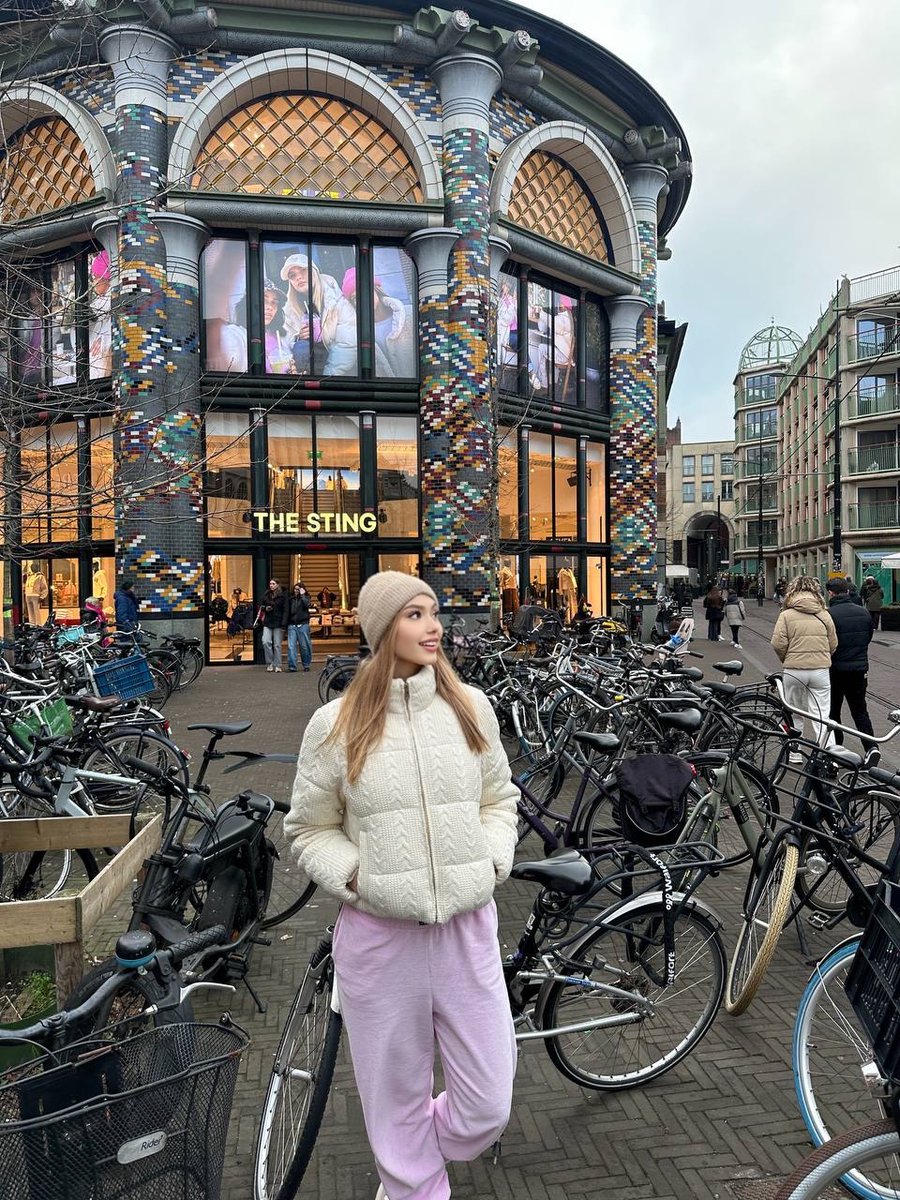 itsleiavon's tweet image. Shall we go for a walk or stay at home?