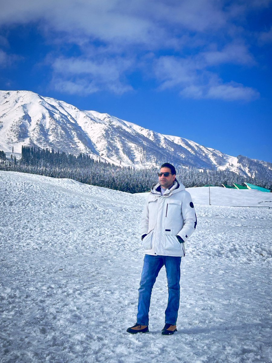 MehrajMir_'s tweet photo. After fresh snowfall, #Gulmarg wears a pristine white cover, offering a picturesque view. #Kashmir. https://t.co/FfcLMQzgBJ