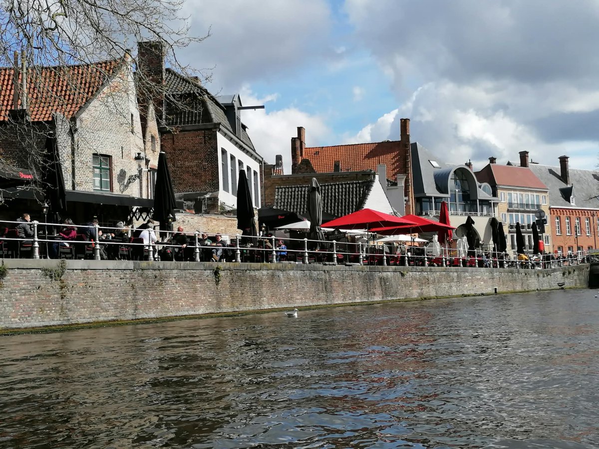 skymanuelima's tweet image. Bruges é chamada de "Veneza do Norte", por causa de seus inúmeros canais que a cercam ou a atravessam. Os turistas têm ao dispor diversos passeios de barco para conhecerem esta cidade medieval da Bélgica. #Canais_de_Bruges #Bruges #Bélgica #travelphotography #viagens