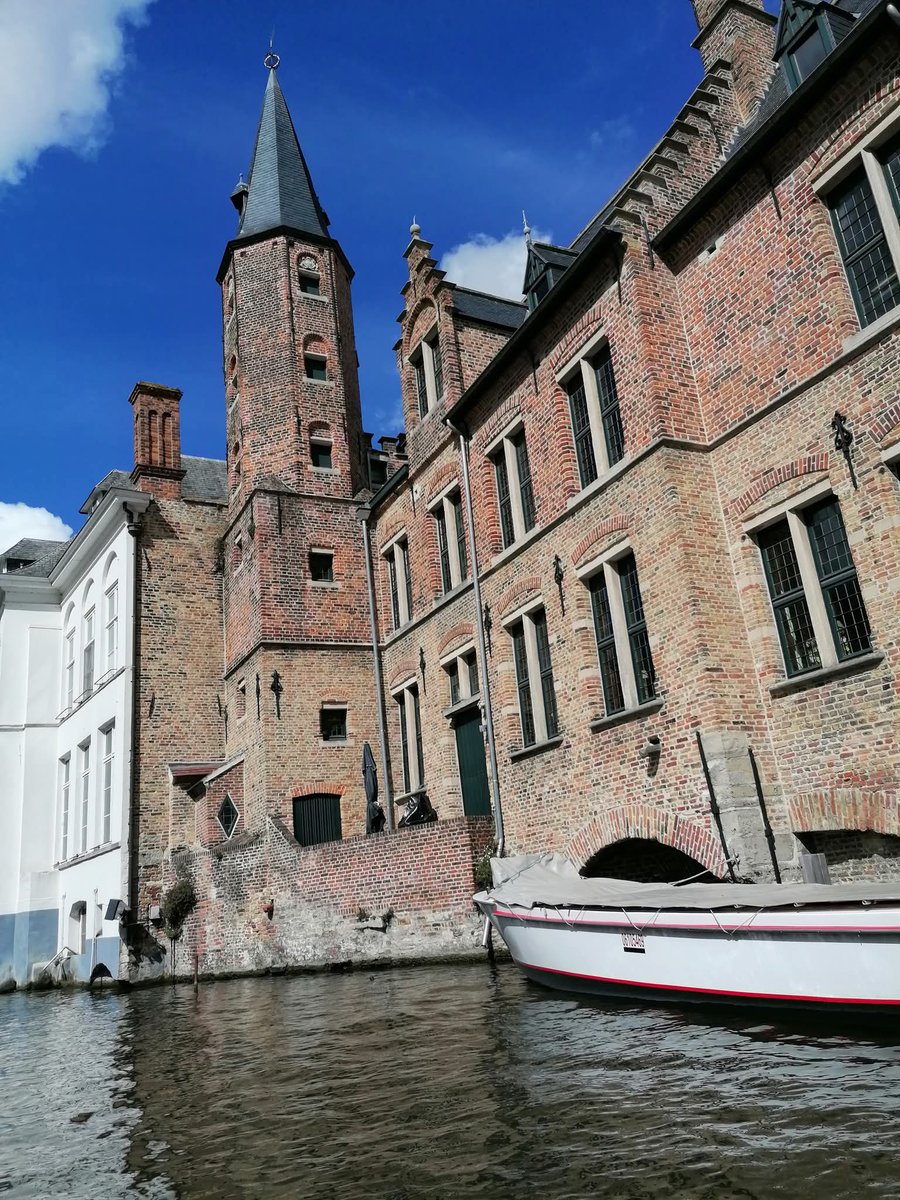 skymanuelima's tweet image. Bruges é chamada de "Veneza do Norte", por causa de seus inúmeros canais que a cercam ou a atravessam. Os turistas têm ao dispor diversos passeios de barco para conhecerem esta cidade medieval da Bélgica. #Canais_de_Bruges #Bruges #Bélgica #travelphotography #viagens