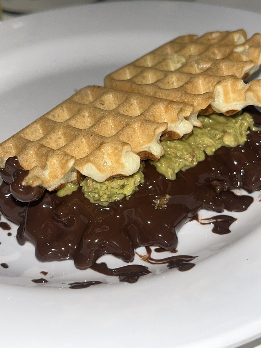 애슐리에서 만든 두바이초코와플
(카다이프피스타치오스프레드 챙겨갓어요^ ^)