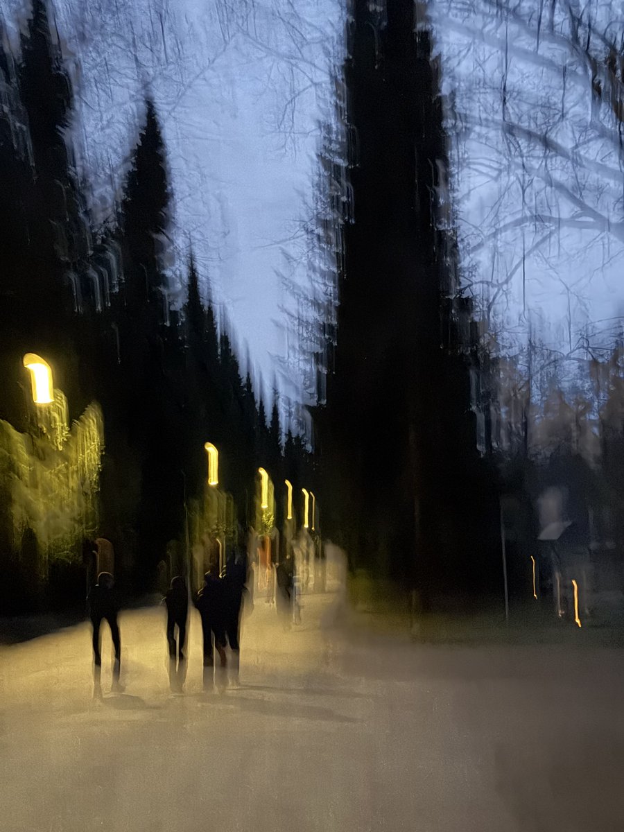 NGlers's tweet image. Ihmisiä suviyössä #taide