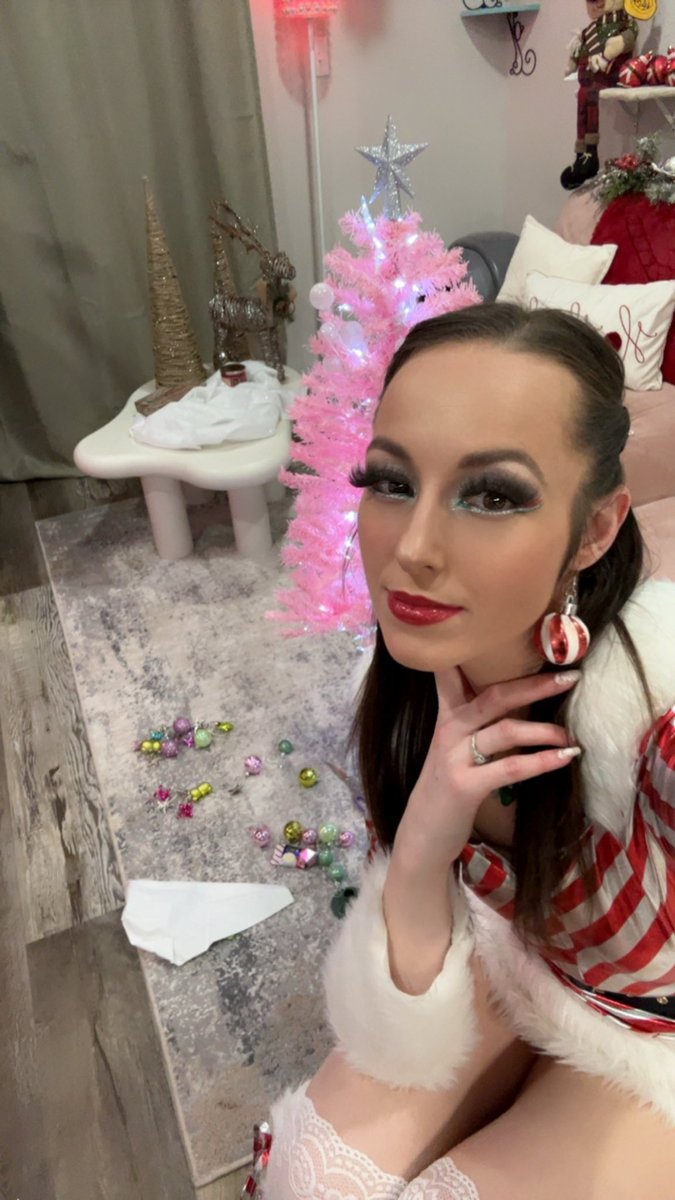 charli_dicks's tweet photo. Come join me live to undress me while I dress my tree! Check out the link to join @PlatinumPoonahn https://t.co/sV5RRE5JgV
