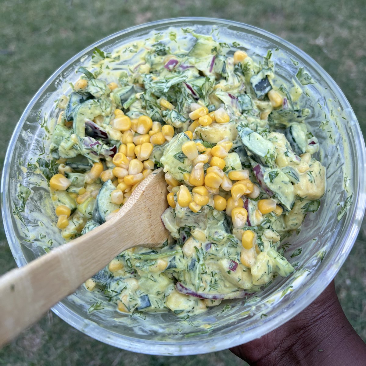 smusyoka's tweet image. Boil sweet potatoes until fork-tender
(optional) Pan-sear them in a non-stick pan for a golden crust 

Diced Red onions and spring onions 
1 tbsp of garlic 
Cucumber (diced, deseeded) 
Yoghurt 
Mayonnaise 
Coriander/dill
Sweet corn 

Mix everything, weka kwa fridge